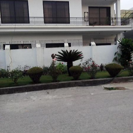 New City Lodges Guesthouse อิสลามาบัด ภายนอก รูปภาพ
